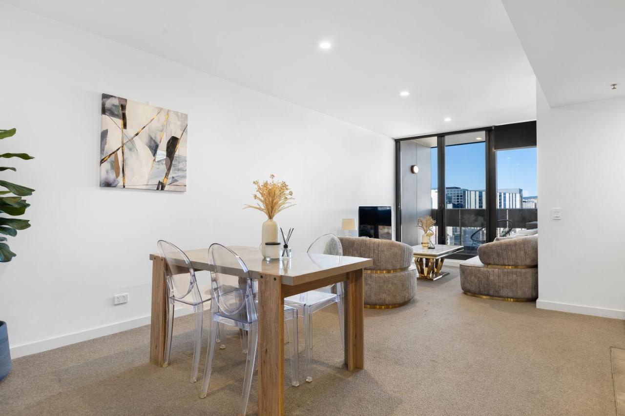 Apartment Skyline Luxury Retreat: Gym, Pool & Cinema