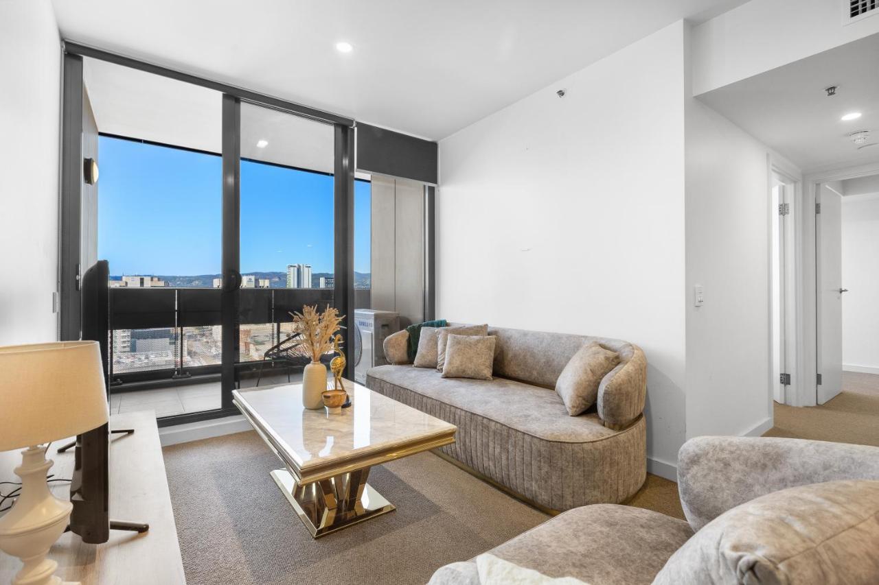 Skyline Luxury Retreat: Gym, Pool & Cinema Apartment